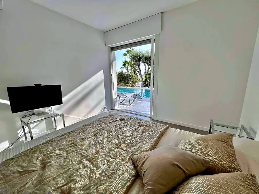 Chambre du rez-de-jardin avec accès direct à la piscine