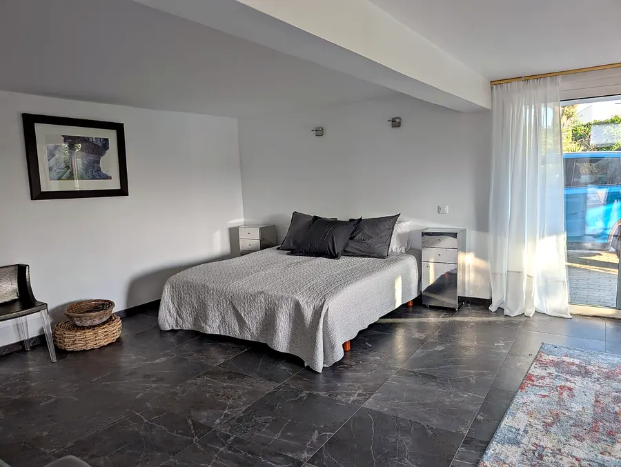 Grande chambre du rez-de-jardin avec accès direct à la piscine