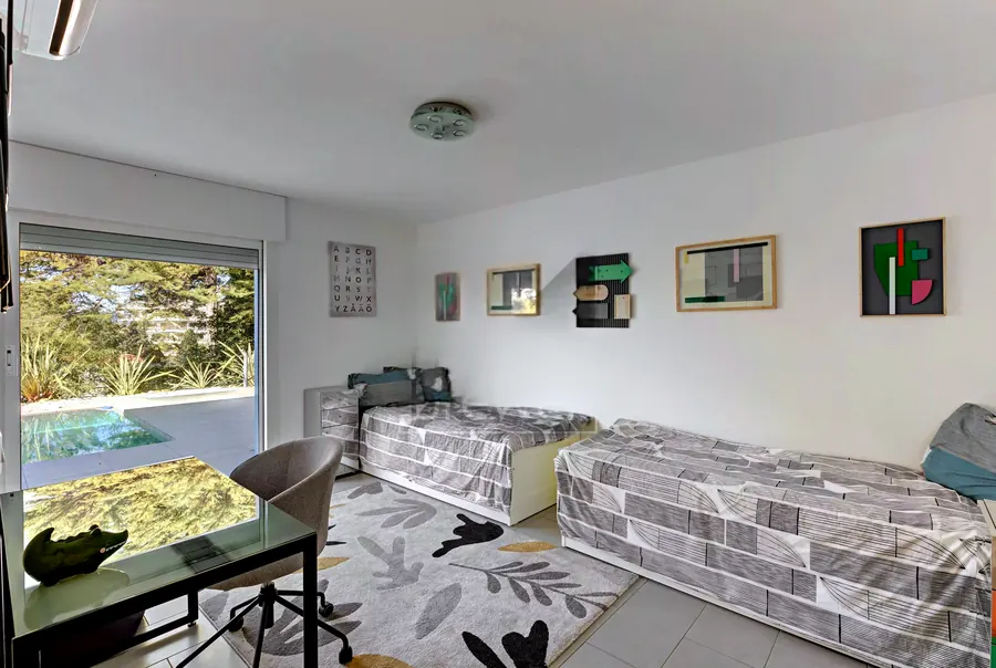 Chambre en suite à deux lits avec accès à la piscine