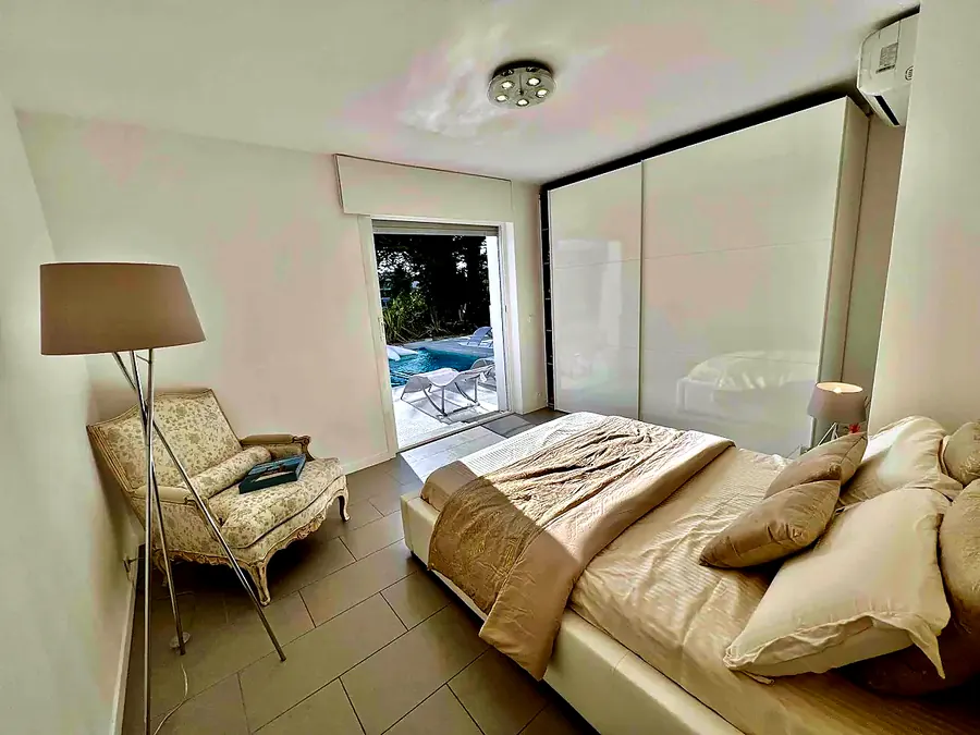 Chambre en suite avec vue sur la piscine