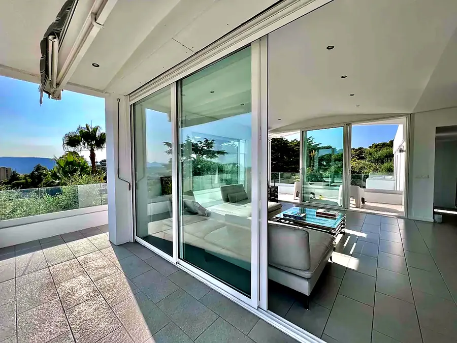 Terrasse en U de la villa avec vue sur la mer